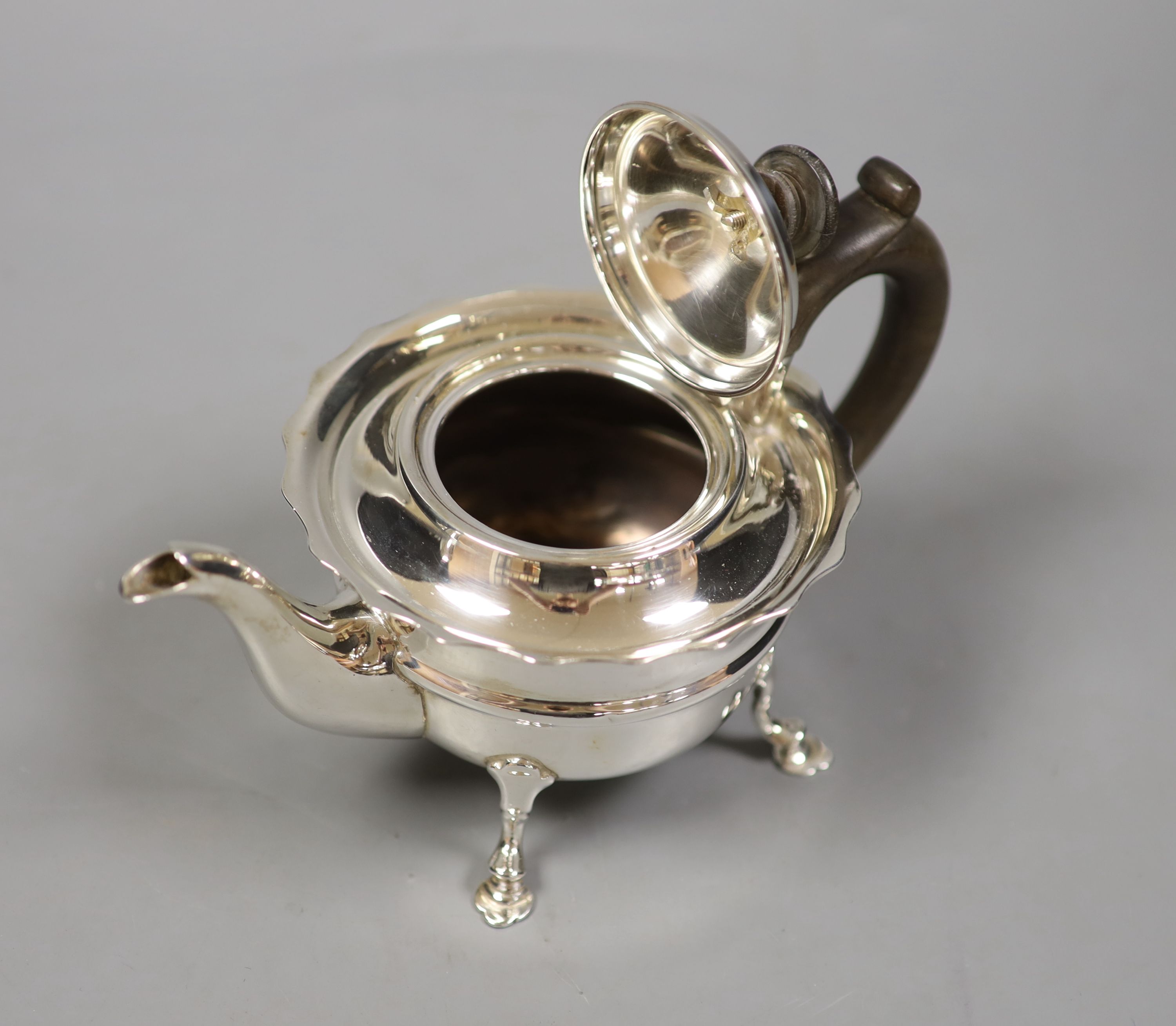 An Edwardian silver three piece tea set, comprising teapot, sugar basin and cream jug, Charles Boyton & Son Ltd, London, 1904